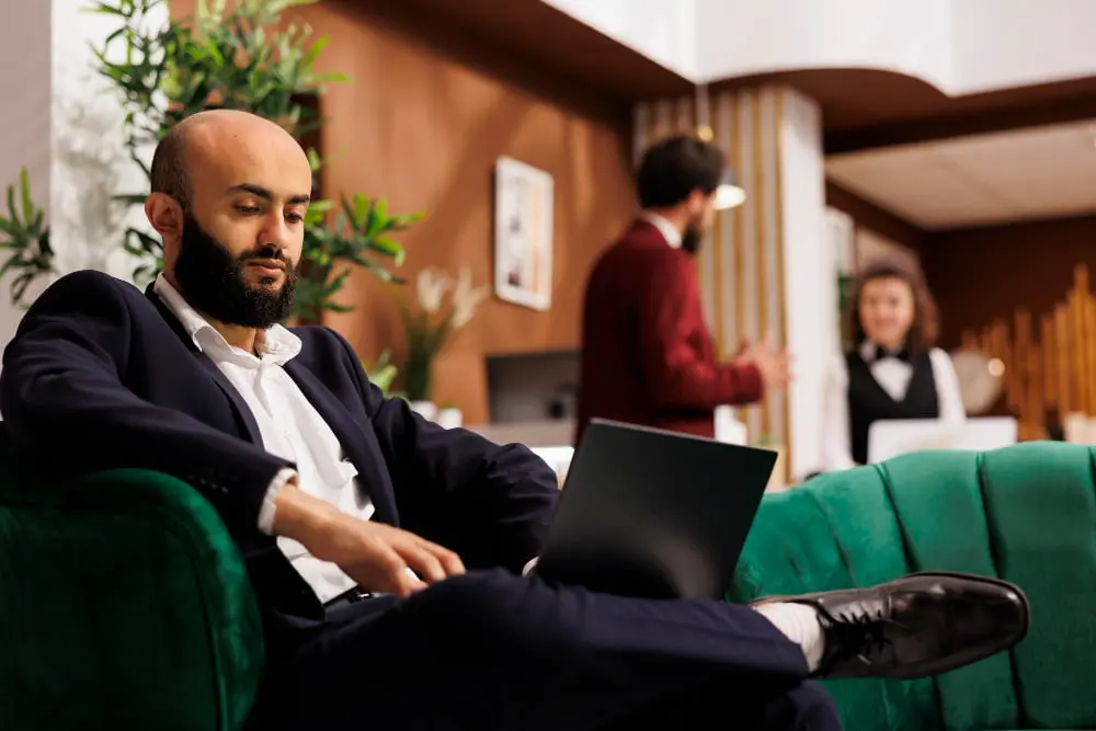 Person som sitter i hotellets lobby som ska göra billig hårtransplantation.