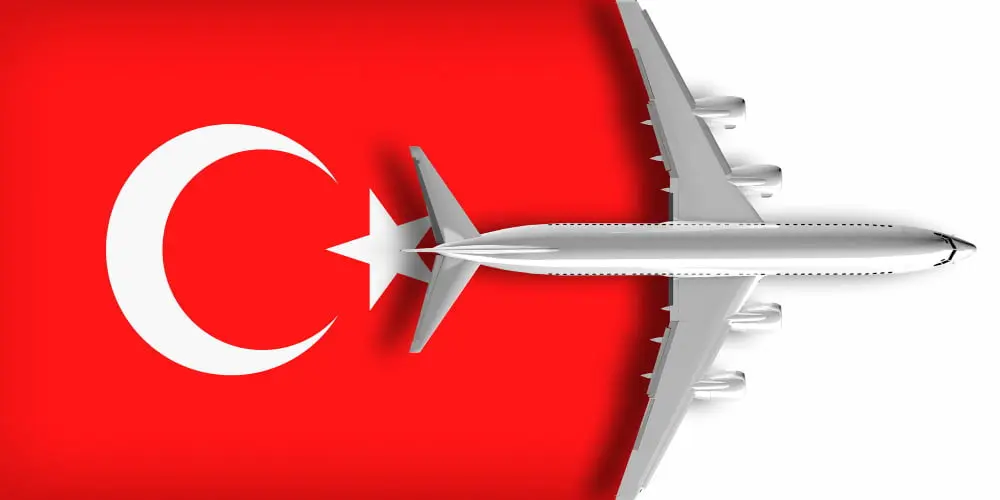 Flygplan och turkiska flaggan bakom.